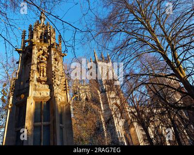 Royaume-Uni, North Yorkshire, York, West Towers of York Minster et second Boer War Memorial Banque D'Images