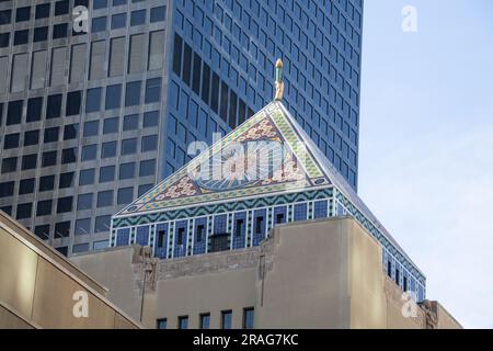 Le toit en mosaïque de la Richard J. Riordan Central Library conçu par Bertram Goodhue dans le centre-ville de Los Angeles, CA, Etats-Unis Banque D'Images