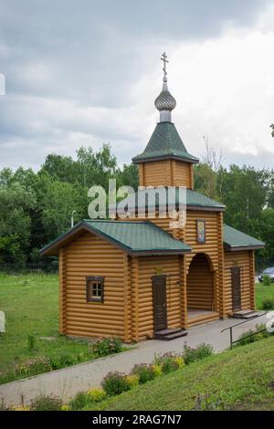 NIJNI NOVGOROD, RUSSIE — 02 juillet 2023 : police de la Sainte Trinité dans le district de Koposovo à Nijni Novgorod, située à l'église du T de la Sainte-vie Banque D'Images