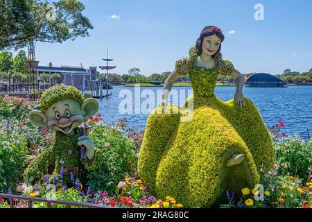 Dopey and Snow White de Seven Dwarfs topiary dans Disney World's Showcase en Floride pendant le festival des fleurs et des jardins Banque D'Images