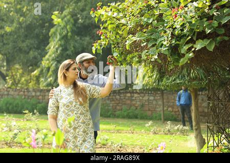 Couple indien âgé ayant un bon moment romantique dans le parc verdoyant. Ils apprécient, sourient et ont des moments joyeux. Banque D'Images