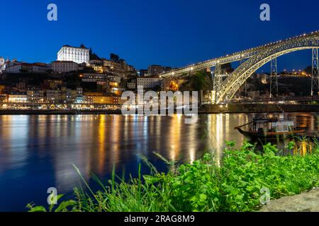 dom luiz brige à Porto sur le bord de la rivière Duero paysage urbain la nuit Banque D'Images