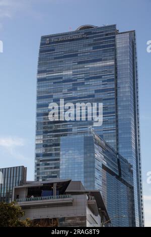 Le JW Marriott et le Ritz Carlton Downtown Los Angeles Tower avec la terrasse DU MUSÉE GRAMMY en premier plan, CA, USA Banque D'Images