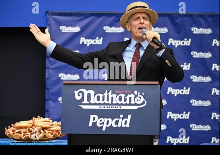 New York, États-Unis. 03rd juillet 2023. George Shea, hôte de l'événement, présente les concurrents lors de la célèbre cérémonie de pesée du Concours international de manger des hot dogs de Nathan, le 4 juillet 107th, à Hudson yards, au 3 juillet 2023. (Photo par Anthony Behar/Sipa USA) crédit: SIPA USA/Alay Live News Banque D'Images