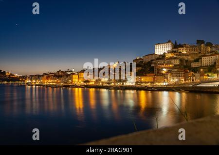 Horizon dans la soirée freom dom luiz brige à Porto sur le bord de la rivière Duero paysage urbain la nuit Banque D'Images