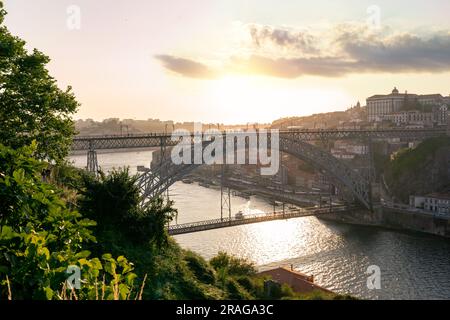 dom luiz brige à Porto sur le bord de la rivière Duero paysage urbain au coucher du soleil d'en haut Banque D'Images