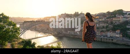 dom luiz brige à Porto sur le bord de la rivière Duero paysage urbain au coucher du soleil d'en haut Banque D'Images