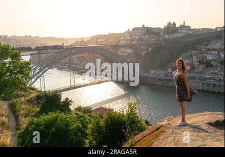 dom luiz brige à Porto sur le bord de la rivière Duero paysage urbain au coucher du soleil d'en haut Banque D'Images