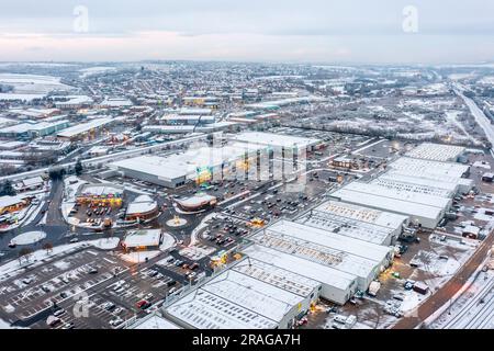 Une photo de drone de Parkgate Shopping à Rotherham couvert de neige Banque D'Images