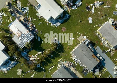 Vue aérienne de maisons mobiles gravement endommagées après que l'ouragan Ian a balayé à travers la zone résidentielle en Floride. Conséquences d'une catastrophe naturelle Banque D'Images