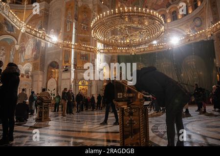 Photo d'un groupe de personnes priant dans l'église de l'harm svetog Save à belgrade, Serbie, pendant le Noël orthodoxe, pendant la nuit de badnjak. Banque D'Images