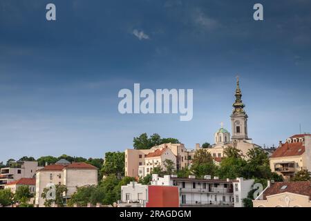 Photo de la cathédrale de Belgrade, également connue sous le nom de Saborna Crkva, vue d'une rue voisine du quartier de Stari Grad, avec des bâtiments datant de 19th ans. Banque D'Images