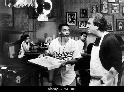 Spike Lee, Danny Aiello, sur le tournage du film, « Do the Right Thing », Universal Pictures, 1989 Banque D'Images