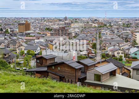 Vue sur la ville de Kanazawa depuis Daijouji Hill Park, vers l'ouest en direction de la mer du Japon. Banque D'Images