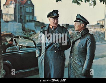 Curd Jurgens, Helmuth Schneider, sur le tournage du film italien, 'Dirty Heroes', Italien: 'Dalle Ardenne all'inferno', Golden Eagle, 1967 Banque D'Images