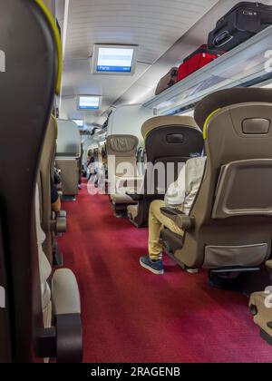 Londres, Royaume-Uni - 1 juillet 2023 : sièges intérieurs du train pendant le voyage entre Londres et Paris en train Eurostar à grande vitesse Banque D'Images