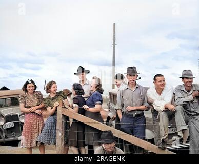 Groupe de personnes regardant un match de baseball le dimanche après-midi, Tulare migrant camp, Visalia, Californie, États-Unis, Arthur Rothstein, États-Unis Administration de la sécurité agricole, mars 1940 Banque D'Images