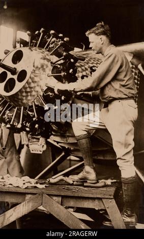 Charles Lindbergh travaillant sur le moteur de son avion Spirit of St. Louis, Underwood & Underwood, 1927 Banque D'Images