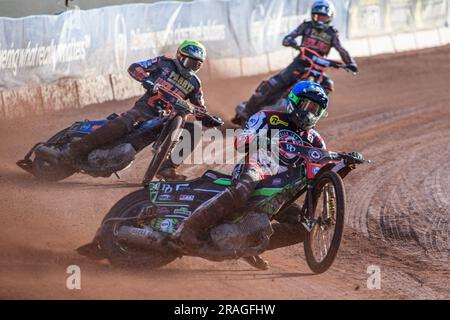 Charles Wright (Bleu) dirige Steve Worrall (jaune) et Sam Masters (blanc) lors du match de Premiership de Sports Ensure entre Belle vue Aces et Wolverhampton Wolves au National Speedway Stadium, Manchester, le lundi 3rd juillet 2023. (Photo : Ian Charles | INFORMATIONS MI) Credit: INFORMATIONS MI & Sport /Alamy Live News Banque D'Images