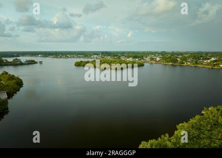 Vue depuis le dessus des everglades de Floride avec végétation verte entre les entrées d'eau de l'océan. Habitat naturel de nombreuses espèces tropicales dans les zones humides Banque D'Images