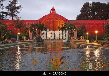 Bâtiment botanique et étang la nuit - San Diego, Californie Banque D'Images