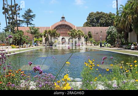 Bâtiment botanique et étang aux nénuphars - San Diego, Californie Banque D'Images