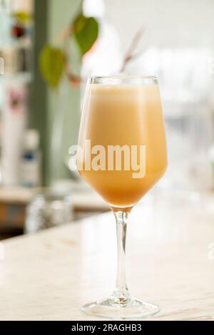 café cappuccino froid servi dans un bar blanc Banque D'Images