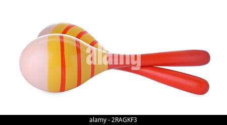 Maracas colorés sur fond blanc. Instrument de musique Banque D'Images