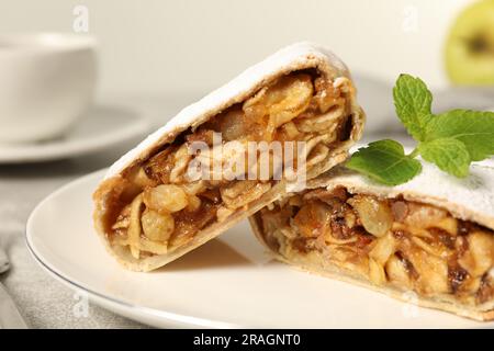 Délicieux strudel avec pommes, noix et raisins secs sur l'assiette, gros plan Banque D'Images