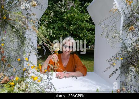 Londres, Royaume-Uni, 3rd juillet 2023, c'est le 30th anniversaire du festival; cette année, il y a plus de 80 exposants. Avec 31 acres remplis de merveille horticole. Cent neuf grands producteurs et pépinières. Trente-neuf jardins, allotements et lits sensoriels de plantation de poche. Le festival s'ouvre au public du 4th au 9th juillet 2023. Photo de Leigh Chappell, concepteur de panneaux RHS, Andrew Lalchan Photography/Alay Live News Banque D'Images