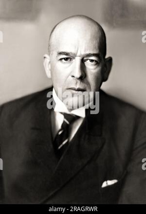 1930 , ALLEMAGNE : le witer allemand et philosophe de l'Histoire OSWALD SPENGLER ( 1880 - 1936 ), auteur de ' Der Untergang des Abendlandes ' ( 1918 - 1922 - il Tramonto dell'Occidente - le déclin de l'Ouest ) . Sprengler est considéré comme un nationaliste allemand et un critique du republicanisme et il a été un membre éminent de la Révolution conservatrice de l'ère Weimar . Bien qu'il ait voté pour Hitler sur Hindenburg lors de l'élection présidentielle allemande de 1932 et que les Nazis aient considéré ses écrits comme un moyen de fournir un ' respectable pedigre e ' à leur idéologie , Spengler a plus tard critiqué le nazisme à cause de Banque D'Images
