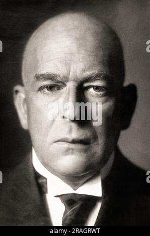 1930 , ALLEMAGNE : le witer allemand et philosophe de l'Histoire OSWALD SPENGLER ( 1880 - 1936 ), auteur de ' Der Untergang des Abendlandes ' ( 1918 - 1922 - il Tramonto dell'Occidente - le déclin de l'Ouest ) . Sprengler est considéré comme un nationaliste allemand et un critique du republicanisme et il a été un membre éminent de la Révolution conservatrice de l'ère Weimar . Bien qu'il ait voté pour Hitler sur Hindenburg lors de l'élection présidentielle allemande de 1932 et que les Nazis aient considéré ses écrits comme un moyen de fournir un ' respectable pedigre e ' à leur idéologie , Spengler a plus tard critiqué le nazisme à cause de Banque D'Images