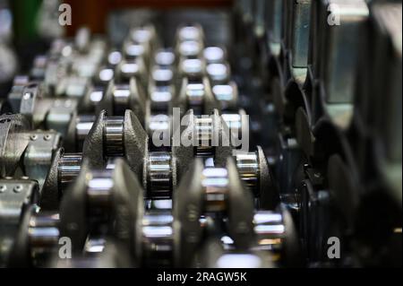 Le vilebrequin d'un moteur d'automobile, de nombreux produits se trouvent dans une rangée. Entrepôt de pièces de rechange d'une usine automobile Banque D'Images