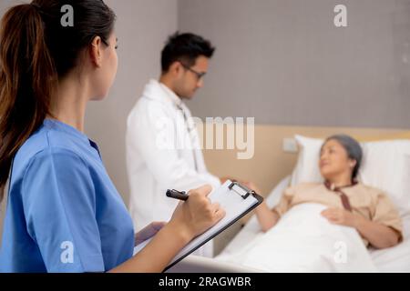 Médecin spécialiste homme et infirmière expliquant et vérifier avec des patients âgés à l'hôpital, médical et malade, diagnostic avec rapport médical et de soins de santé Banque D'Images