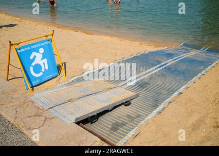 Accès en fauteuil roulant à la plage Mobi-Mat au bord de l'eau de Darwin, à Darwin, dans le territoire du Nord, en Australie. Banque D'Images