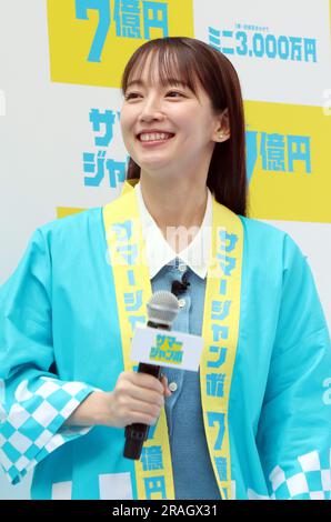 Tokyo, Japon. 4th juillet 2023. L'actrice japonaise Riho Yoshioka assiste à un événement promotionnel de la loterie d'été pour le premier billet est en vente à Tokyo mardi, 4 juillet 2023. Des milliers de punters se sont mis en file d'attente pour obtenir des billets dans l'espoir d'un milliardaire. (Photo de Yoshio Tsunoda/AFLO) Banque D'Images