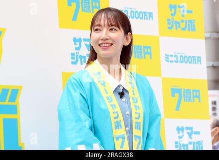Tokyo, Japon. 4th juillet 2023. L'actrice japonaise Riho Yoshioka assiste à un événement promotionnel de la loterie d'été pour le premier billet est en vente à Tokyo mardi, 4 juillet 2023. Des milliers de punters se sont mis en file d'attente pour obtenir des billets dans l'espoir d'un milliardaire. (Photo de Yoshio Tsunoda/AFLO) Banque D'Images