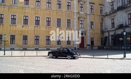 Côté carré au nord du Mafra Palace, Jaguar Mark IX bleu foncé, berline de luxe à quatre portes, produite en 1958 - 1961 au premier plan, Portugal Banque D'Images