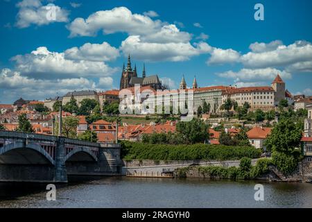 Vue panoramique sur le château de Prague et le pont Manes Banque D'Images