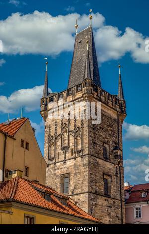 Tour du pont de la petite ville à la fin du pont Charles à Prague avec ciel bleu nuageux Banque D'Images