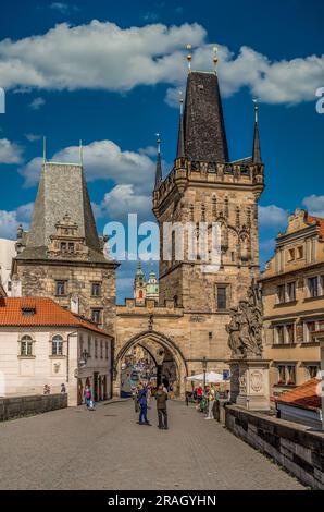 Tour du pont de la petite ville à la fin du pont Charles à Prague avec ciel bleu nuageux Banque D'Images