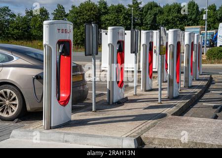 Castlebellingham, Comté de Louth, Irlande, 26th juin 2023. Point de charge du Supercharger Tesla dans la baie de stationnement pour véhicule électrique Banque D'Images