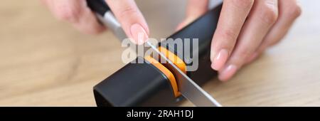 Couteau d'affûtage à mains femelles avec aiguiseur de couteau spécial Banque D'Images