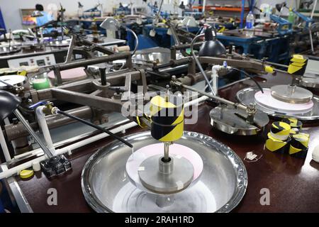 FUZHOU, CHINE - 4 JUILLET 2023 - une machine automatisée de meulage et de polissage de surfaces produit des produits optiques sur une ligne de production optoélectronique en F Banque D'Images
