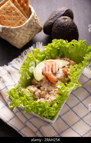 Salade de thon. Plat très populaire dans de nombreux pays, c'est une recette rapide, simple et nutritive, il peut être servi dans un sandwich, avec des biscuits ou comme une com Banque D'Images