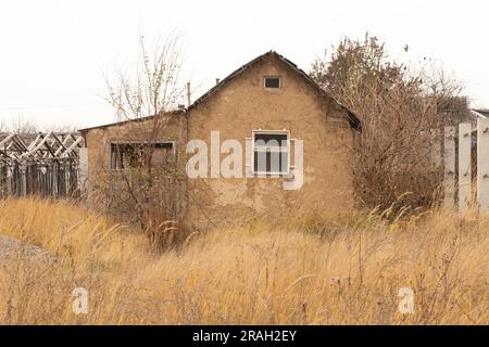 Une maison en argile dans un vieux village délabré en Ukraine à l'automne dans la ville de Dnipro Banque D'Images