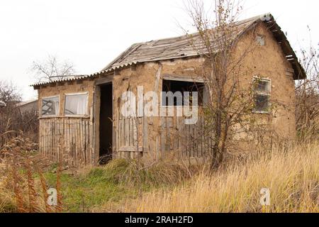 Une maison en argile dans un vieux village délabré en Ukraine à l'automne dans la ville de Dnipro Banque D'Images