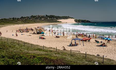 Forster, Nouvelle-Galles du Sud, Australie - les gens nagent à One Mile Beach Banque D'Images