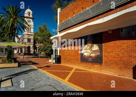 Tamworth, Nouvelle-Galles du Sud, Australie - Town Streets avec un bâtiment de poste historique en arrière-plan Banque D'Images