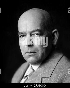 1932 CA , ALLEMAGNE : le witer allemand et philosophe de l'Histoire OSWALD SPENGLER ( 1880 - 1936 ), auteur de ' Der Untergang des Abendlandes ' ( 1918 - 1922 - il Tramonto dell'Occidente - le déclin de l'Ouest ) . Sprengler est considéré comme un nationaliste allemand et un critique du republicanisme et il a été un membre éminent de la Révolution conservatrice de l'ère Weimar . Bien qu'il ait voté pour Hitler sur Hindenburg lors de l'élection présidentielle allemande de 1932 et que les Nazis aient considéré ses écrits comme un moyen de fournir un ' respectable pedigre e ' à leur idéologie , Spengler a plus tard critiqué le nazisme dû Banque D'Images